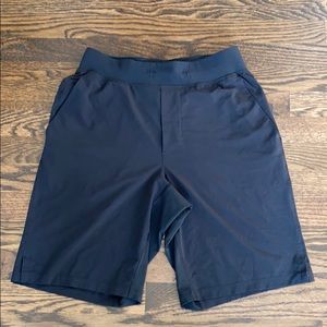Lululemon T.H.E. Short 9" liner less 
Men small